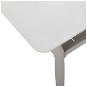 Nahaufnahme eines weißen Gartentisches aus der Vogelperspektive, zeigt die Tischkante und ein Tischbein.