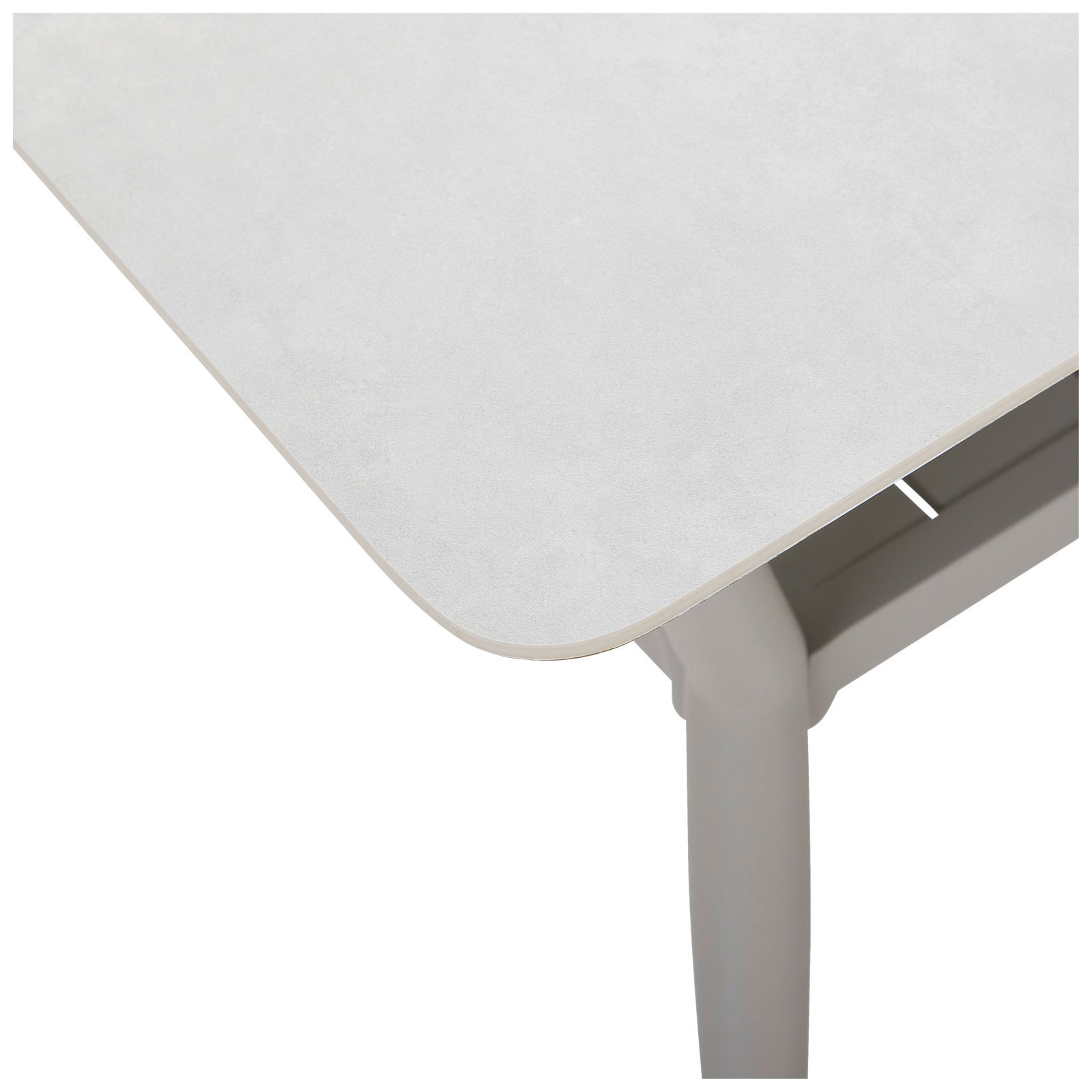 Nahaufnahme eines weißen Gartentisches aus der Vogelperspektive, zeigt die Tischkante und ein Tischbein.