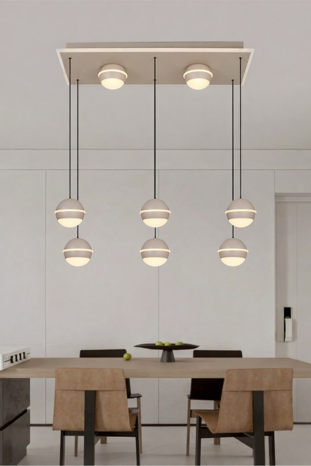 Moderne LED-hanglamp met zes bolvormige lampen, hangend aan een rechthoekige plafondplaat, in een stijlvolle eetkamer.