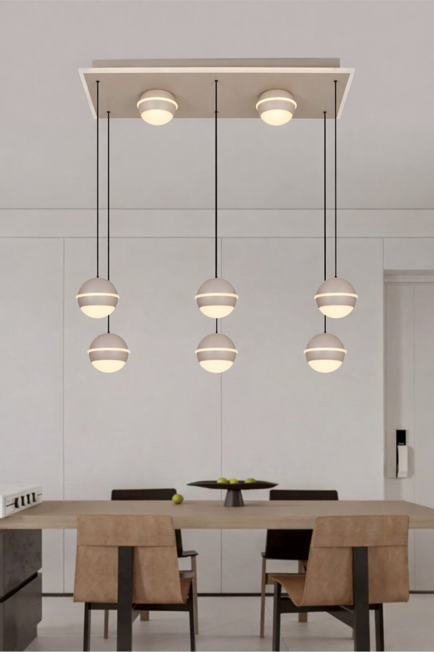 Moderne LED-hanglamp met zes bolvormige lampen, hangend aan een rechthoekige plafondplaat, in een stijlvolle eetkamer.