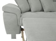 Nahaufnahme einer grauen, gerippten Rundecke mit Armlehne und Kissen, seitliche Perspektive.