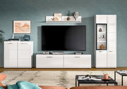 Frontale Ansicht einer modernen weißen Wohnwand im Wohnzimmer mit Lowboard und großem Flachbild-TV, Hängeregal, Sideboard links und Vitrine rechts vor graublauer Wand
