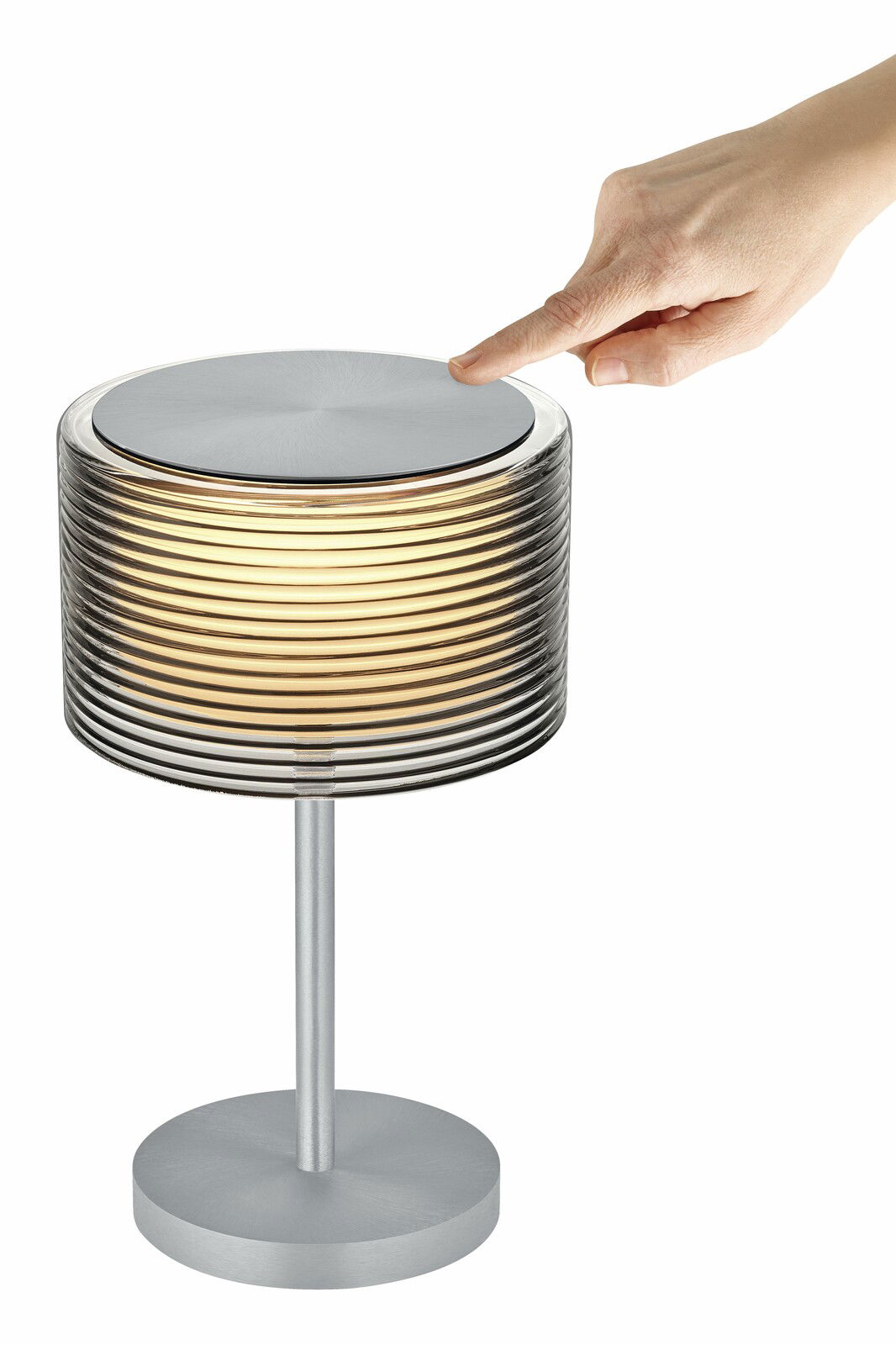 Akku-Tischleuchte GRAND GROVE in seitlicher Perspektive mit einer Hand, die den oberen Teil berührt.