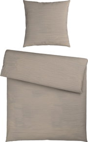 Beige-graue Bettwäsche mit feiner Streifenstruktur, bestehend aus Deckenbezug und Kissenbezug, frontal von oben (Draufsicht) freigestellt auf weißem Hintergrund