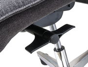 Nahaufnahme eines XL-Drehstuhls mit Fokus auf die Verstellmechanik unter dem Sitz, seitliche Perspektive