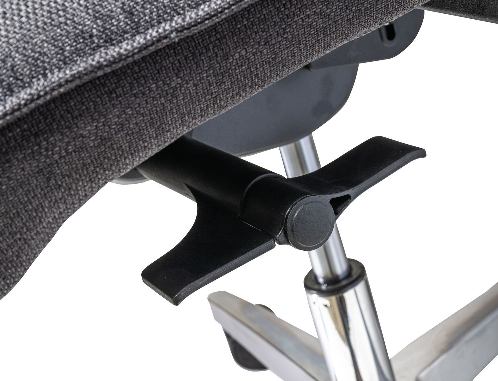 Nahaufnahme eines XL-Drehstuhls mit Fokus auf die Verstellmechanik unter dem Sitz, seitliche Perspektive