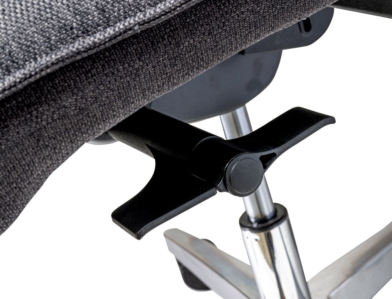 Nahaufnahme eines XL-Drehstuhls mit Fokus auf die Verstellmechanik unter dem Sitz, seitliche Perspektive