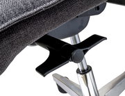Nahaufnahme eines XL-Drehstuhls mit Fokus auf die Verstellmechanik unter dem Sitz, seitliche Perspektive