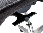 Nahaufnahme eines XL-Drehstuhls mit Fokus auf die Verstellmechanik unter dem Sitz, seitliche Perspektive