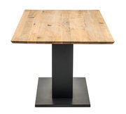 Moderner Esstisch mit rechteckiger Holzplatte und schwarzem Metallfuß, Frontalansicht