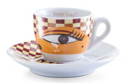Espresso-Tasse mit Untertasse im Design 'Magic Eyes', seitliche Perspektive, mit auffälligem Augenmotiv und Schachbrettmuster.