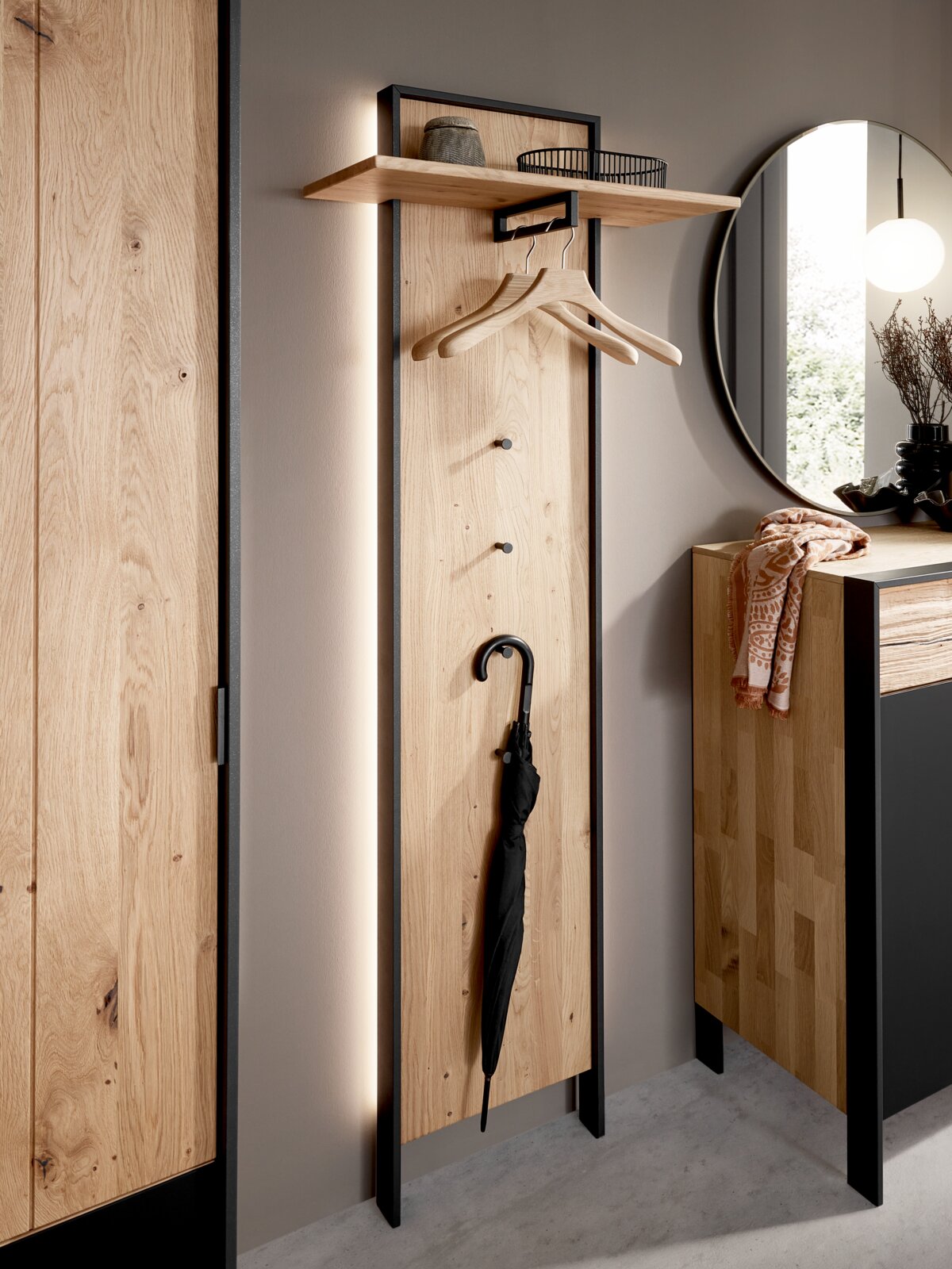 Garderobenpaneel aus Holz mit schwarzem Rahmen, Haken für Kleiderbügel und Ablage, seitliche Perspektive