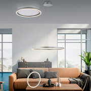Een moderne woonkamer met drie stijlvolle RITUS-lampen: een plafondlamp, een hanglamp en een tafellamp in een elegante, lichte ruimte.