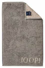 Graues Gästetuch mit eingewebtem 'JOOP!' Logo, ausgebreitet mit umgeschlagener Ecke, die die Rückseite zeigt.