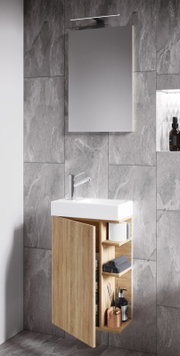 Modernes Badezimmer-Waschbecken mit wandhängendem Waschtischunterschrank in Holzoptik, offener Tür und Spiegel mit LED-Aufsatzleuchte darüber, frontale Perspektive.