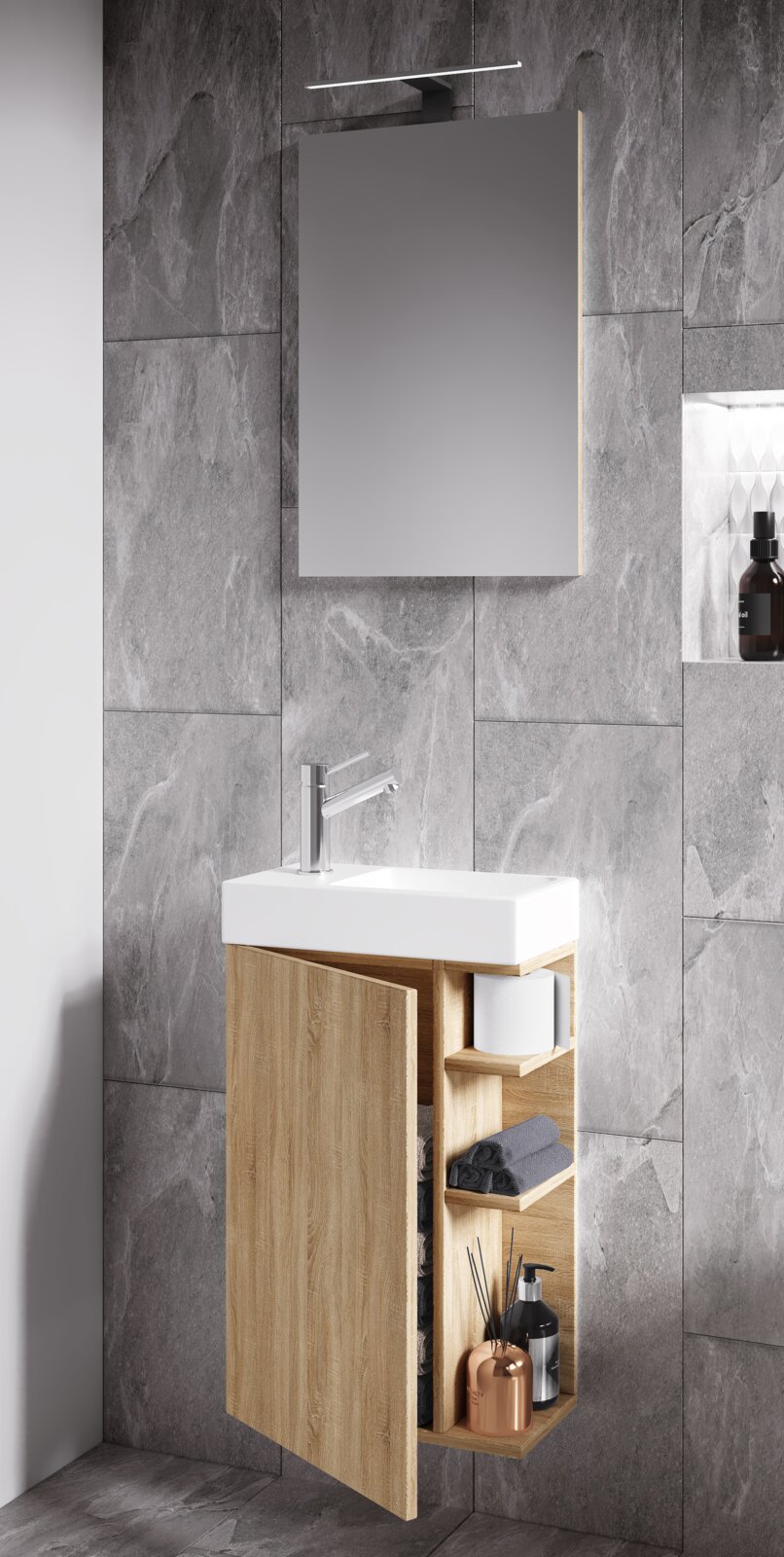 Modernes Badezimmer-Waschbecken mit wandhängendem Waschtischunterschrank in Holzoptik, offener Tür und Spiegel mit LED-Aufsatzleuchte darüber, frontale Perspektive.