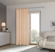 Beige Ösenschal 140/250cm Moonlight, aufgehängt vor einem Fenster in einem modernen Wohnzimmer, seitliche Perspektive