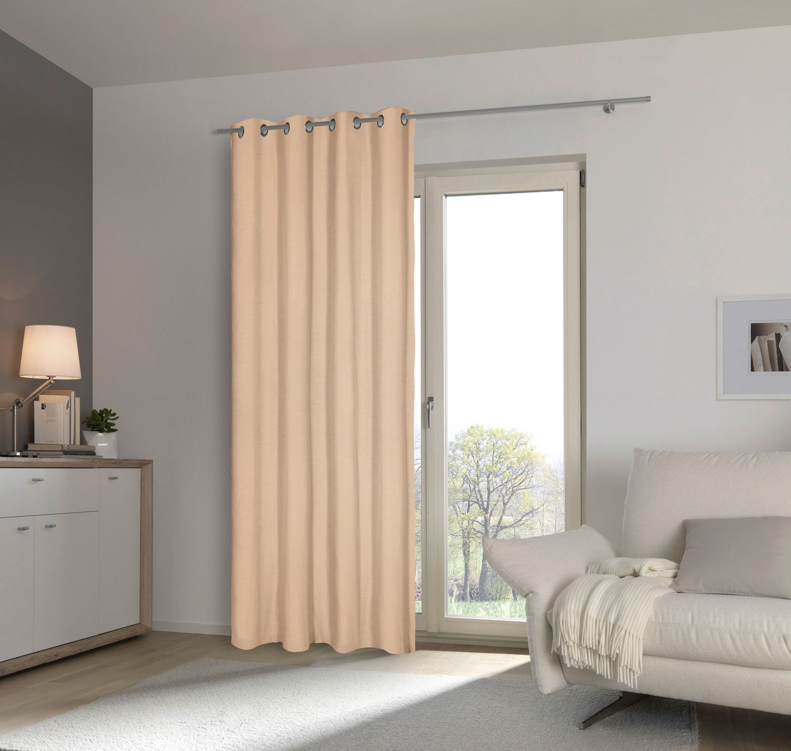 Beige Ösenschal 140/250cm Moonlight, aufgehängt vor einem Fenster in einem modernen Wohnzimmer, seitliche Perspektive