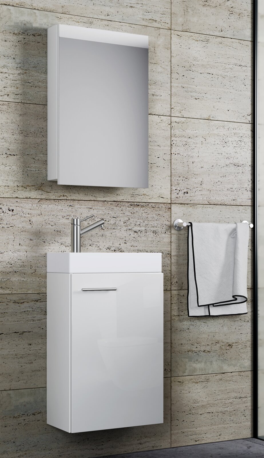 Modernes Badezimmer-Set mit weißem, hochglänzendem Waschtischunterschrank und passendem Spiegelschrank an grauer Fliesenwand, Ansicht schräg von vorn links.