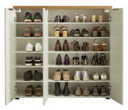 Vorderansicht eines XL-Schuhschranks mit offenen Türen, gefüllt mit verschiedenen Schuhen auf mehreren Regalböden.
