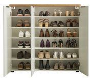 Vorderansicht eines XL-Schuhschranks mit offenen Türen, gefüllt mit verschiedenen Schuhen auf mehreren Regalböden.