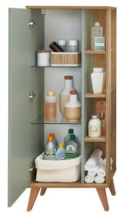 Offener Midischrank mit grüner Tür, gefüllt mit Pflegeprodukten und Reinigungsmitteln, aus der Frontalperspektive.