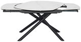Moderner Esstisch mit ausziehbarer Marmorplatte und schwarzem Kreuzgestell, seitliche Perspektive