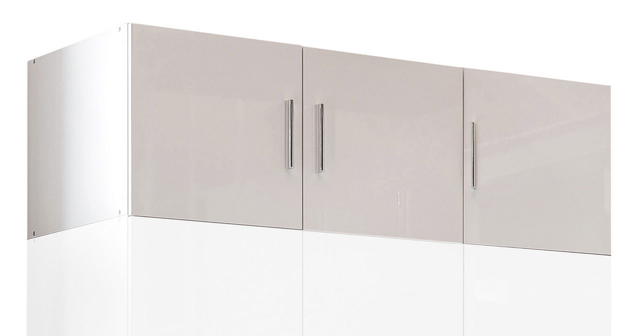 Hochglanz-Küchenaufsatz mit drei Türen und silbernen Griffen, seitliche Perspektive