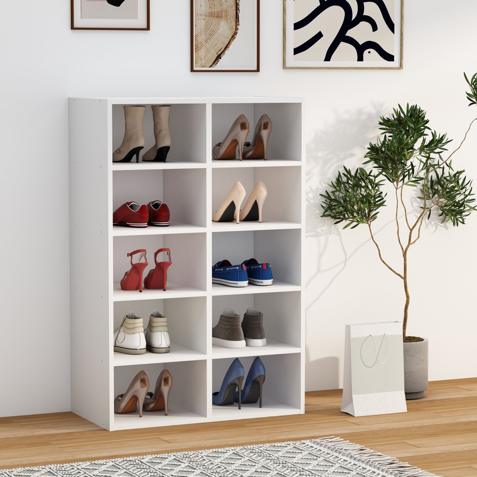 Weißes Schuhregal mit acht offenen Fächern, gefüllt mit verschiedenen Schuhen, im modernen Wohnraum – Frontansicht leicht von links.