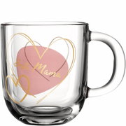 Glas-Tasse mit der Aufschrift 'Beste Mama' in goldener Schrift auf einem rosa Hintergrund, verziert mit goldenen Herzen. Perspektive: seitliche Ansicht.