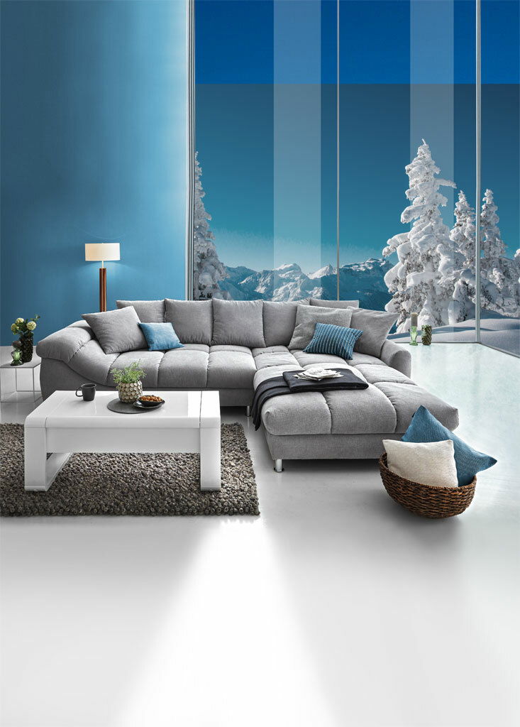 Graue Rundecke (L) in einem modernen Wohnzimmer mit Blick auf verschneite Berge durch große Fenster, Vorderansicht.