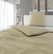 Bettwäsche-Set in modernem Zickzackmuster auf einem Bett, seitliche Perspektive