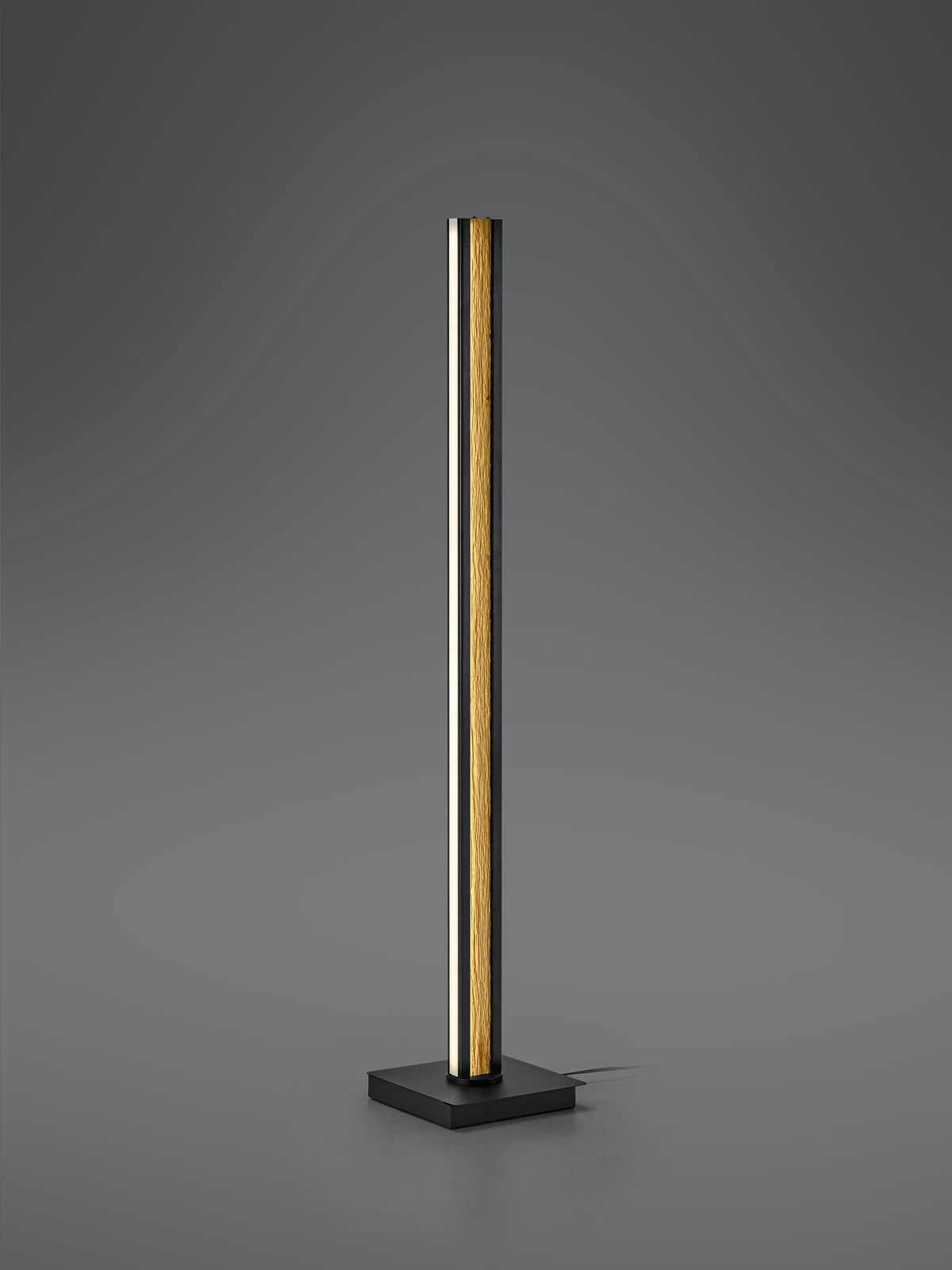 LED-Stehleuchte mit Holzoptik und schwarzem Sockel, frontal betrachtet