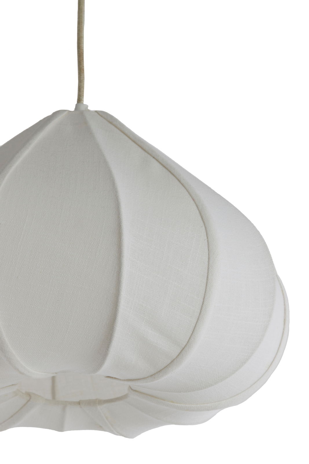 Nahaufnahme einer weißen Hängeleuchte mit textiler Oberfläche, seitliche Perspektive