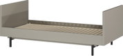 Seitliche Ansicht eines modernen Babybetts mit Lattenrost, in neutralem Design.