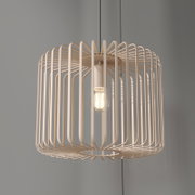 Beige Pendelleuchte mit offenem, käfigartigem Lampenschirm aus Streben und sichtbarer Glühbirne, frontal in leichter Untersicht vor grauem Hintergrund