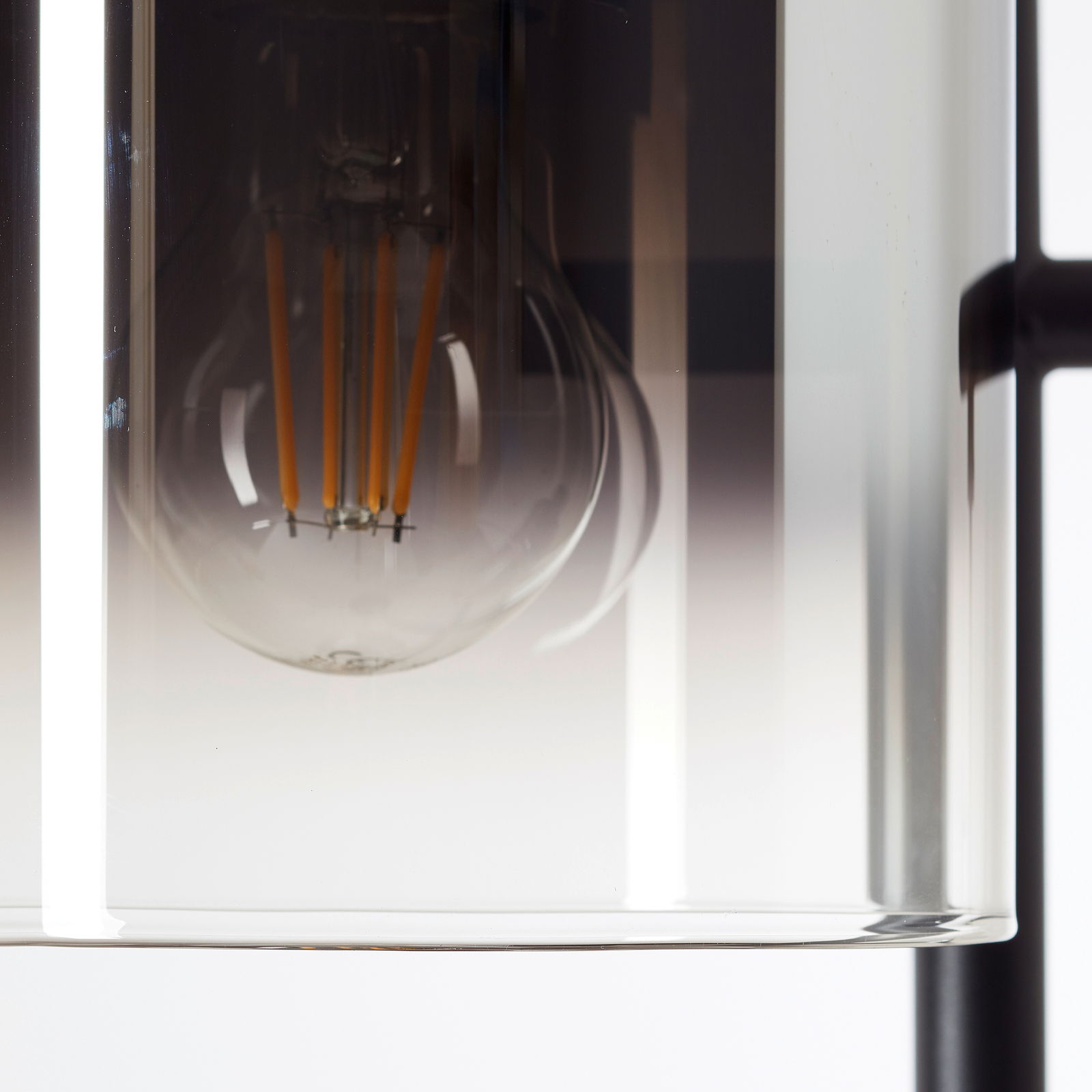 Nahaufnahme einer Glühbirne in einer Standleuchte Simonis, seitliche Perspektive.