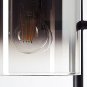 Nahaufnahme einer Glühbirne in einer Standleuchte Simonis, seitliche Perspektive.