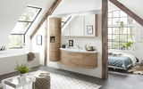 Moderne Badkombination in Holzoptik mit Spiegelschrank und Waschbecken, seitliche Perspektive