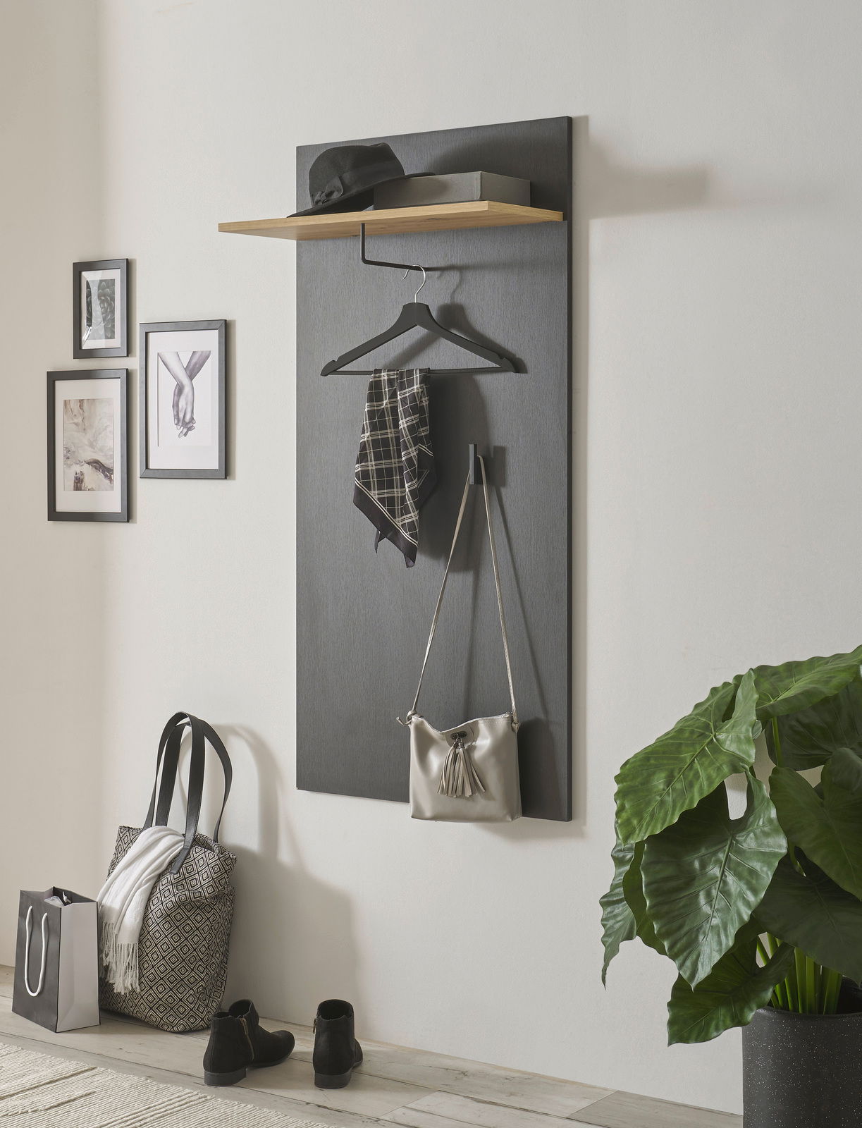 Garderobenpaneel mit Hutablage, Kleiderbügel und Haken, seitliche Perspektive