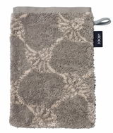 Grauer Waschhandschuh mit floralem Muster, von oben fotografiert, mit einer Schlaufe und einem Markenetikett an der Seite.