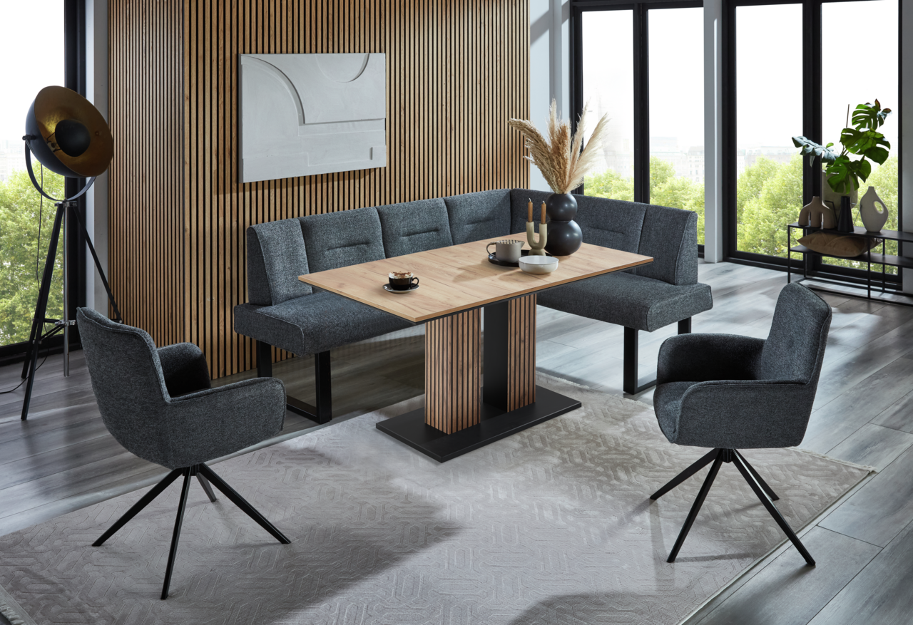 Moderne Eckbankgruppe in einem stilvollen Wohnzimmer mit Holz- und Stoffelementen, seitliche Perspektive