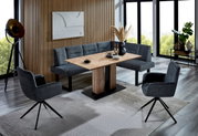 Moderne Eckbankgruppe in einem stilvollen Wohnzimmer mit Holz- und Stoffelementen, seitliche Perspektive
