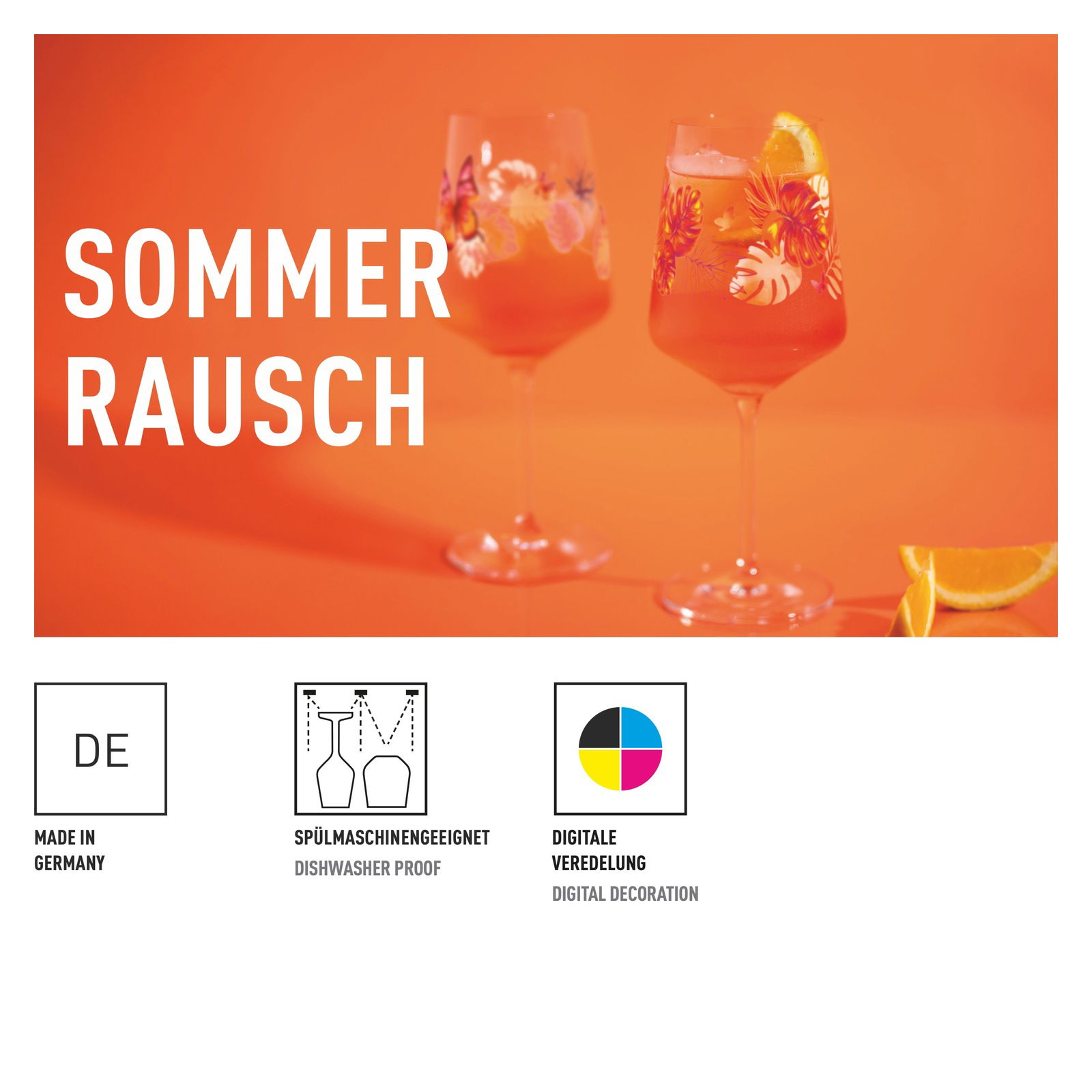 Zwei dekorative Weingläser mit floralen Mustern, gefüllt mit einem orangefarbenen Getränk und Orangenscheiben, auf einem orangefarbenen Hintergrund. Perspektive: seitlich.