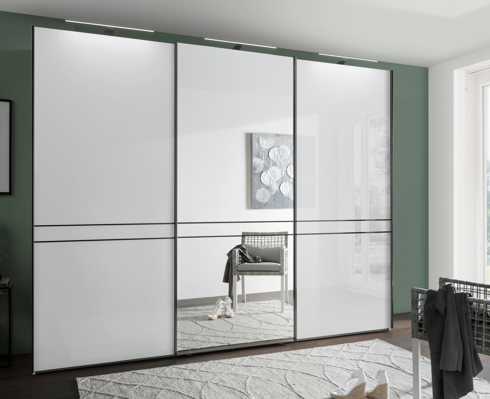 Moderner dreitüriger Schwebetürenschrank mit Spiegel in einem stilvollen Raum, seitliche Perspektive.
