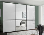 Moderner dreitüriger Schwebetürenschrank mit Spiegel in einem stilvollen Raum, seitliche Perspektive.