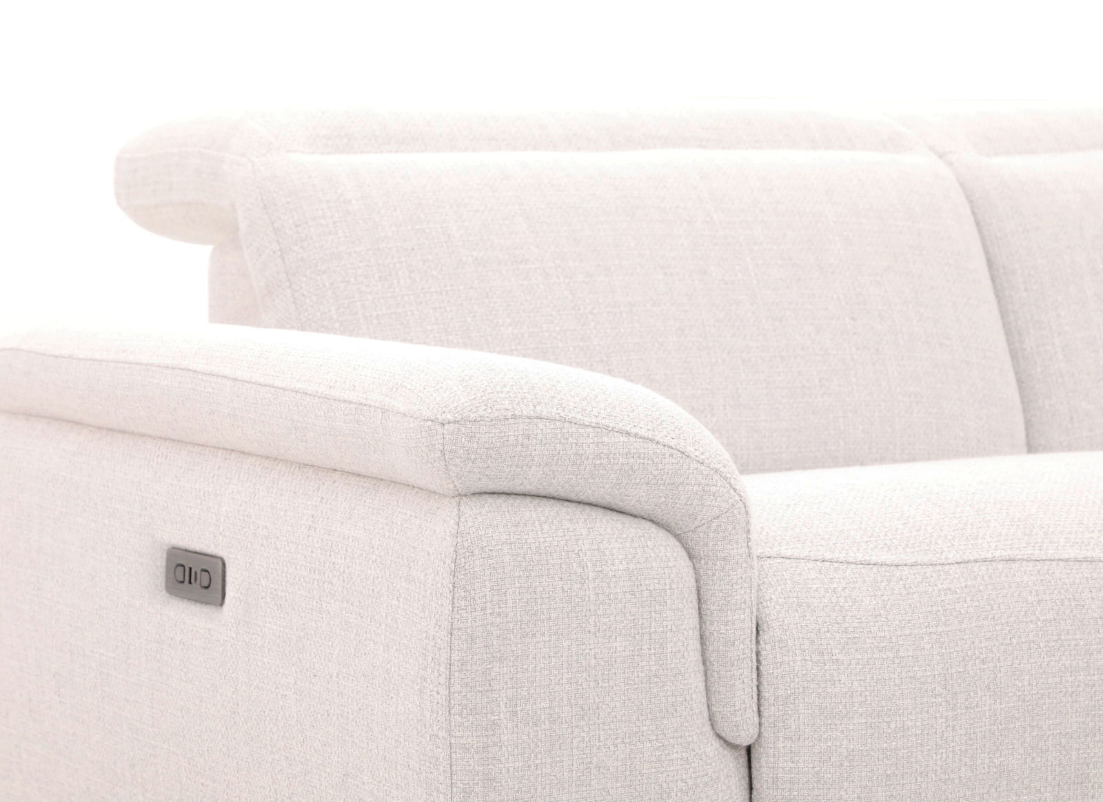 Nahaufnahme eines hellgrauen Longchairs mit Armlehne und verstellbarer Kopfstütze, seitliche Perspektive.