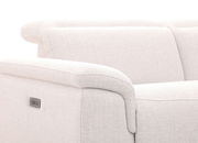 Nahaufnahme eines hellgrauen Longchairs mit Armlehne und verstellbarer Kopfstütze, seitliche Perspektive.