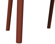 Nahaufnahme von zwei braunen Stuhlbeinen eines Stapelsessels