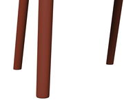 Nahaufnahme von zwei braunen Stuhlbeinen eines Stapelsessels